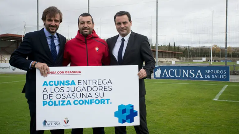 Diego Martínez recibe la póliza en Tajonar. CA Osasuna.