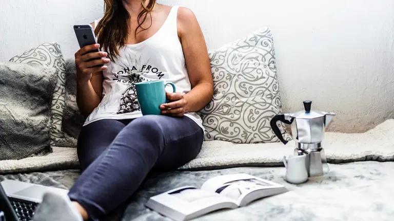 Una mujer consulta su teléfono móvil