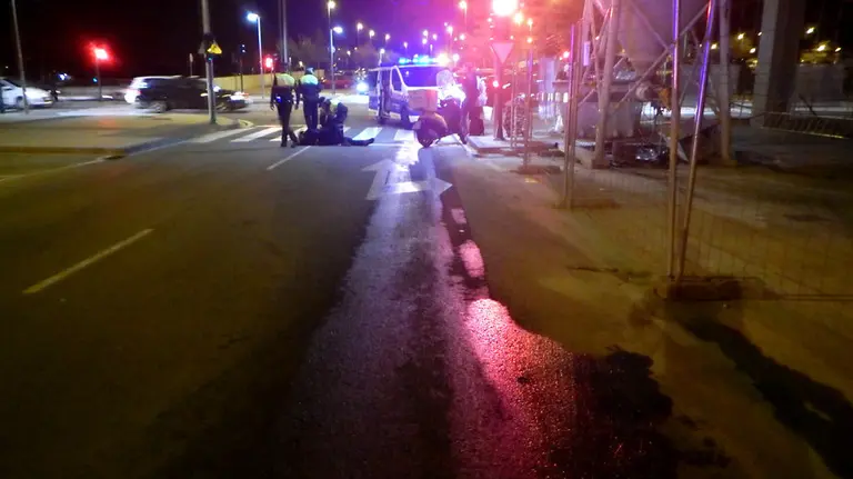 La mancha de carburante en la calzada en Azpilagaña. POLICÍA MUNICIPAL