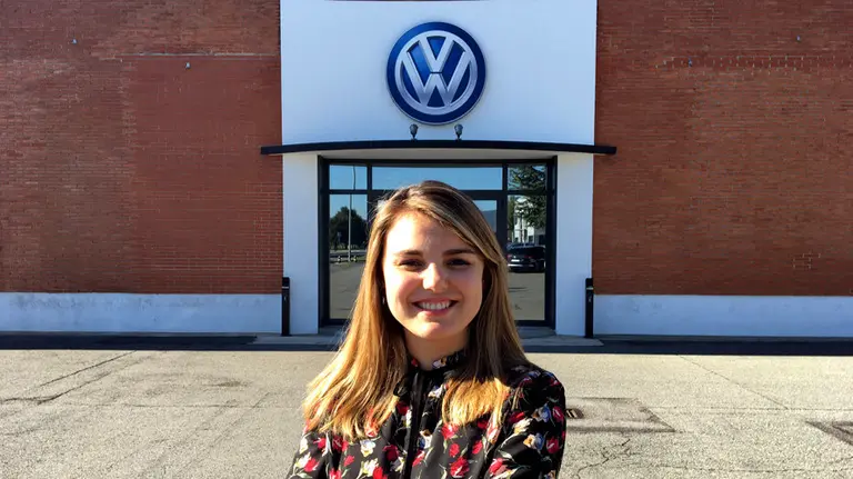 Paula Izco, a las puertas de la fábrica de Volkswagen en Landaben. CEDIDA