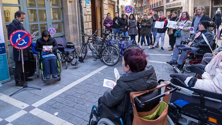 La Confederación Española de Personas con Discapacidad Física y Orgániza (COCEMFE) realiza una concentración para reclamar sus derechos (03). IÑIGO ALZUGARAY