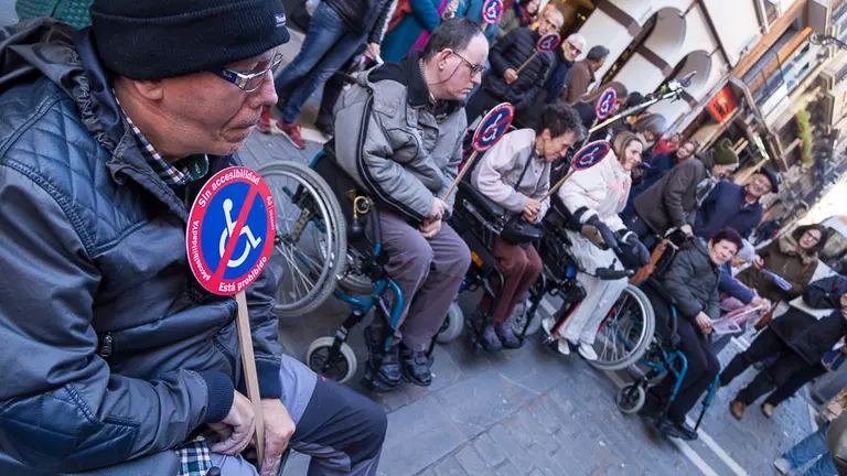 La Confederación Española de Personas con Discapacidad Física y Orgániza (COCEMFE) realiza una concentración para reclamar sus derechos (07). IÑIGO ALZUGARAY