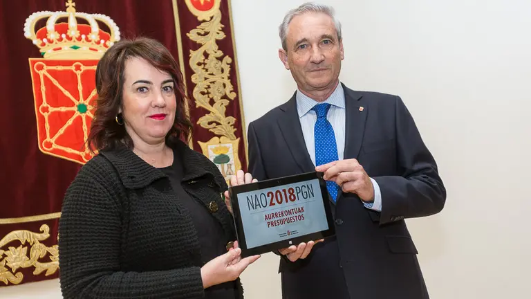 El consejero de Hacienda y Política Financiera, Mikel Aranburu, entrega a la presidenta del Parlamento, Ainhoa Aznárez, el proyecto de Presupuestos Generales de Navarra para 2018. IÑ (3)