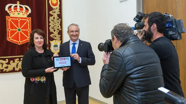 El consejero de Hacienda y Política Financiera, Mikel Aranburu, entrega a la presidenta del Parlamento, Ainhoa Aznárez, el proyecto de Presupuestos Generales de Navarra para 2018. IÑ (4)
