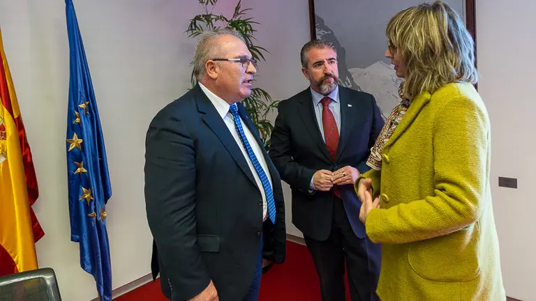 Una representación de la Asociación de Víctimas del Terrorismo (AVT) expone los objetivos y actividades de la entidad en el Parlamento (19). IÑIGO ALZUGARAY