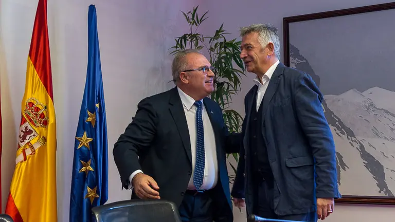 Una representación de la Asociación de Víctimas del Terrorismo (AVT) expone los objetivos y actividades de la entidad en el Parlamento (23). IÑIGO ALZUGARAY