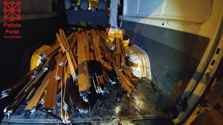 Parte de la perfilería incautada a dos ladrones en Artica POLICÍA FORAL