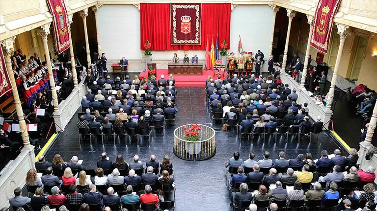 Acto de entrega de la Medalla de Oro de Navarra en la pasada edición. EFE