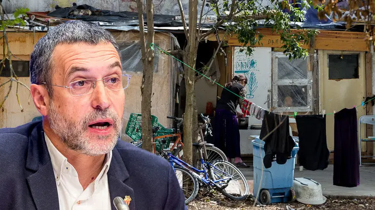 El vicepresidente del Gobierno foral, Miguel Laparra, junto a una imagen del asentamiento chabolista del Club de Tenis FOTOMONTAJE