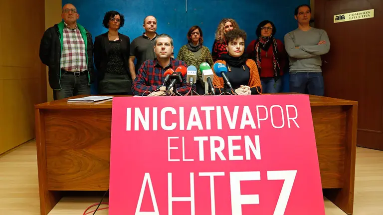 Varios alcaldes durante la conferencia de prensa que han ofrecido hoy en Pamplona para presentar un manifiesto en contra del tren de alta velocidad (TAV) EFE