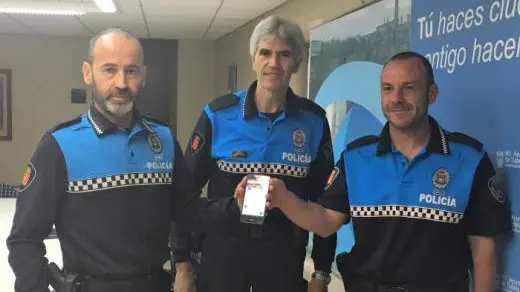 El jefe de la Policía Local José Ángel Santamaría y los dos agentes, Carlos Artola y Ricardo Casamián, responsables de este nuevo servicio.