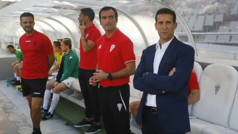 Juan Merino en el banquillo del Córdoba. La Liga.