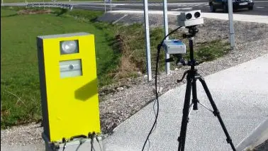 Radar de la  A-68, en el término de Tudela, que detectó que  un 40% de los coches que pasaron por ese punto el viernes sobrepasaron el límite de velocidad permitida.