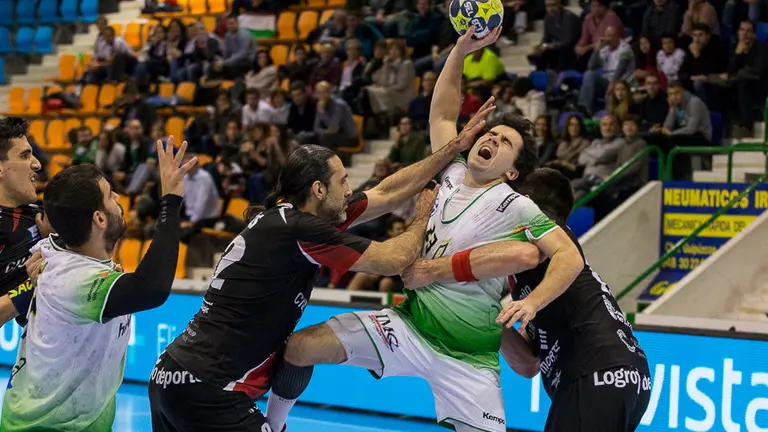 Partido de la Liga Asobal entre Helvetia Anaitasuna y Balonmano Logroño La Rioja disputado en el Pabellón Anaitasuna (21). IÑIGO ALZUGARAY