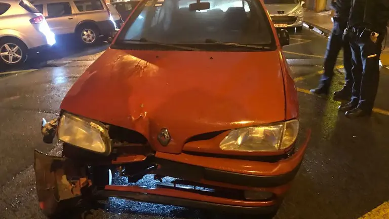El coche sufrió daños tras el choque contra la señal y el pivote