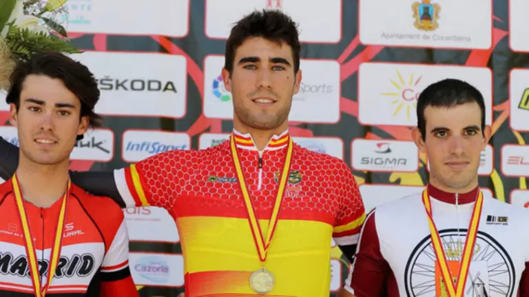 Martín Bouzas firma por el Lizarte. cedida.