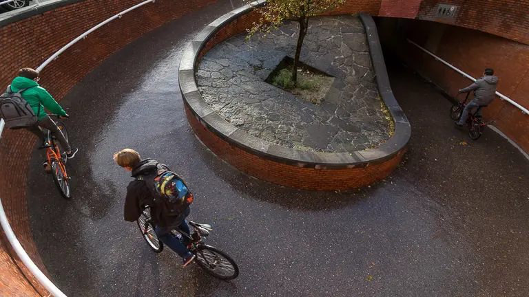 Varias bicicletas circulan por el paso peatonal de la Plaza de los Fueros de Pamplona (02). IÑIGO ALZUGARAY