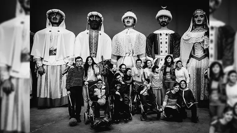 Alumnos del colegio de educación especial Andrés Muñoz Garde junto a los gigantes de la comparsa de Pamplona