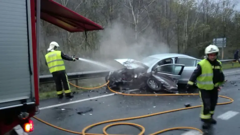 Uno de los vehículos afectados en el accidente de tráfico de Belante en el que han resultado heridas dos personas.