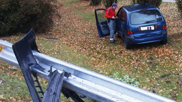 Uno de los vehículos colisionados esta mañana EP