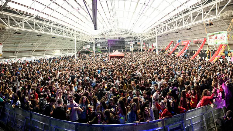 La carpa Universitaria de Invierno de 2017 reúne a miles de jovenes en Amaya. MIGUEL OSÉS (115)