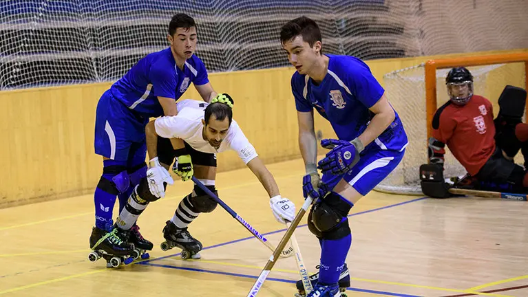 Partido del Iruña hockey patines en la Rochapea. MIGUEL OSÉS.