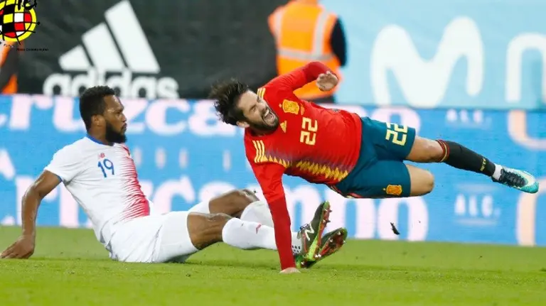 Isco sufre una dura entrada ante Costa Rica. Rfef.es