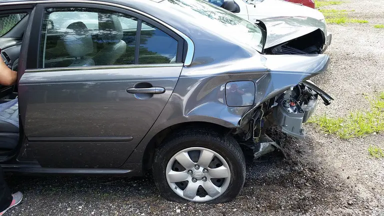 Imagen de archivo de un coche accidentado en la parte trasera