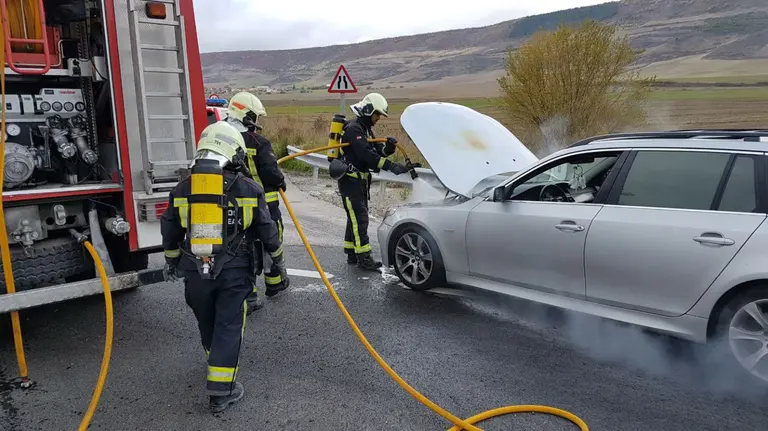 Bomberos apagan fuego en un coche en Navarra BOMBEROS DE NAVARRA