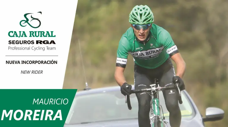 Mauricio Moreira con el Caja Rural team.