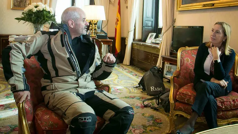 El aventurero José Antonio Fernández presenta a la presidenta del Congreso de los Diputados, Ana Pastor, la iniciativa Vespa Extreme – Wheels for life.