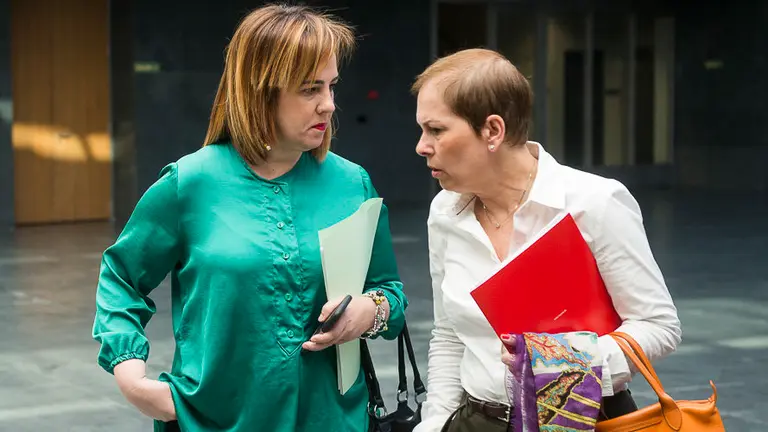 La Presidenta del Parlamento de Navarra, Ainhoa Aznárez habla con la Presidenta del Gobierno Foral, Uxue Barkos. PABLO LASAOSA