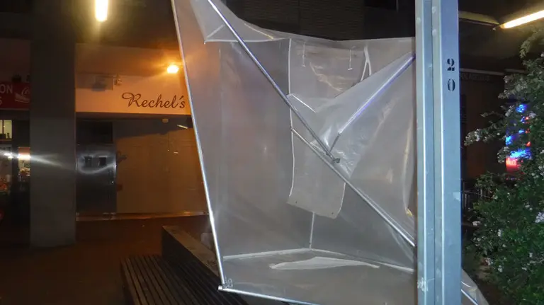 Algunos de los detrozos que causó el fuerte viento en Pamplona. POLICÍA MUNICIPAL DE PAMPLONA