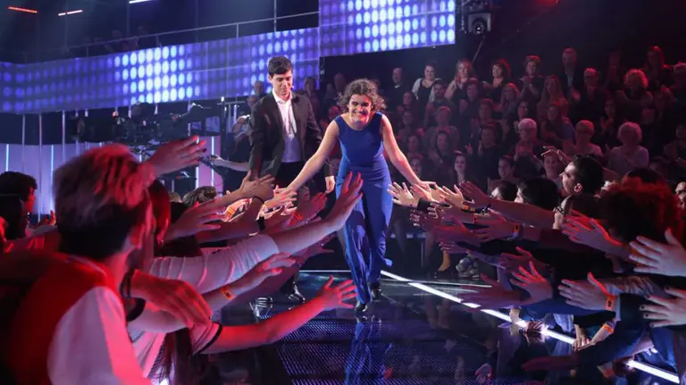 Amaia cruza la pasarela junto a su compañero Alfred tras ser elegida como la concursante favorita de Operación Triunfo RTVE