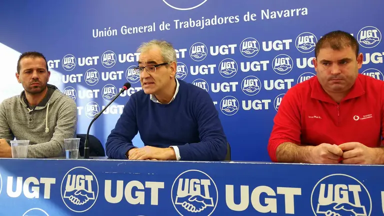 UGT ha presentado su denuncia contra la empresa Zener Plus en una rueda de prensa con Gabriel Soares y Yurham Cholakov, delegados de Zener Plus, junto a Lorenzo Ríos, secretario general de FICA-UGT de Navarra. CEDIDA