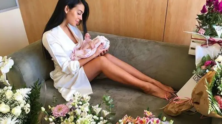 La modelo Georgina Rodríguez, posa con su hija Alana Martina, fruto de su relación con el delantero madridista Cristiano Ronaldo.