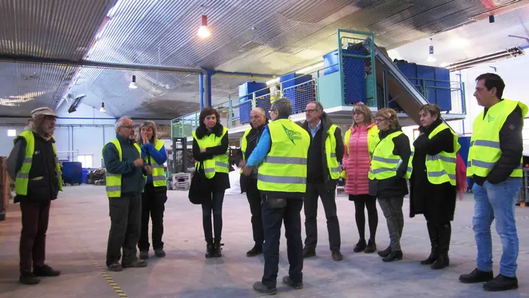 El Parlamento de Navarra visita la nueva sede de Traperos de Emaús. CEDIDA.