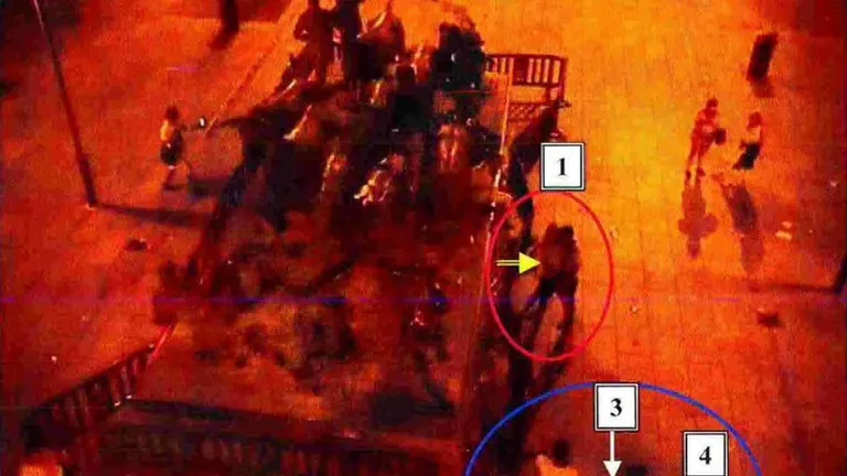 Uno de los acusados de la violación de Sanfermines, minutos después de consumarse la relación sexual, ayuda a otra joven a bajar del monumento al encierro