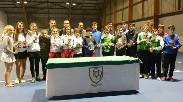 Participantes en el circuito navarro de tenis