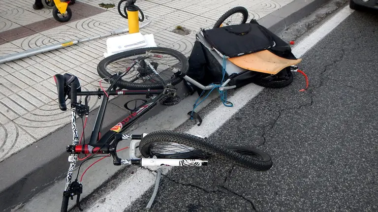 Estado en el que quedó la bicicleta tras impactar contra la furgoneta en la avenida Aróstegui. POLICÍA MUNICIPAL DE PAMPLONA