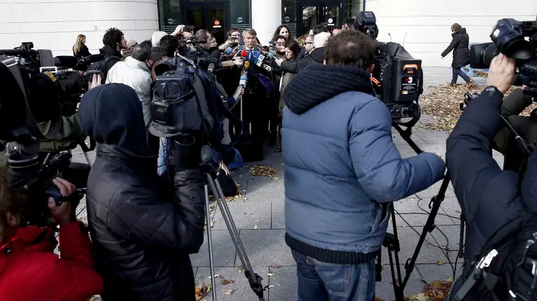 Agustin Martinez, abogado de tres de los jóvenes acusados de una supuesta violación de una joven de 18 años en los Sanfermines del 2016 atiende a los medios de comunicación en el Palacio de Justicia de Navarra donde hoy ha comenzado el juicio, que se desarrollará íntegramente a puerta cerrada. A los cinco jóvenes que se encuentran en prisión, se les imputan delitos de agresión sexual, robo violento y contra la intimidad. EFE/Jesús Diges