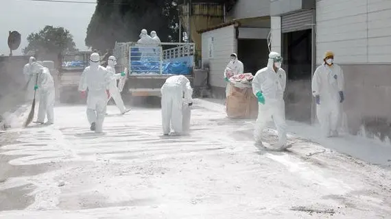 Personal del desinfección trabaja con buzos y mascarillas para evitar el contacto con productos tóxicos EFE