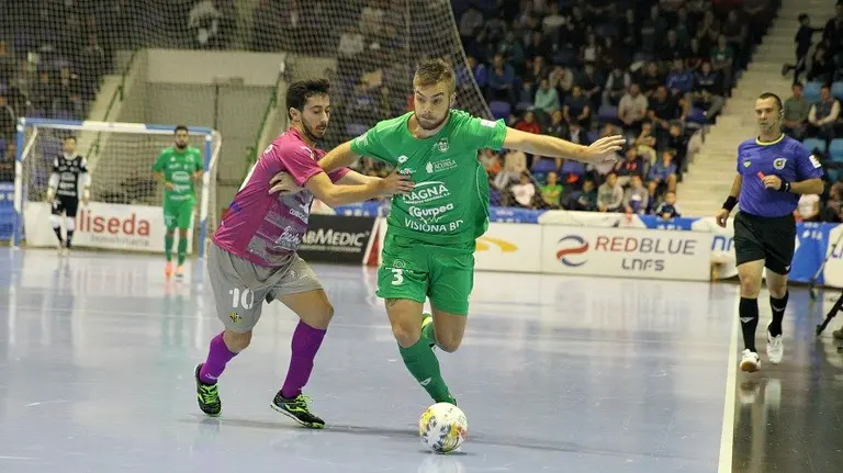 Víctor Arévalo en acción con el Osasuna Magna en el Anaitasuna.