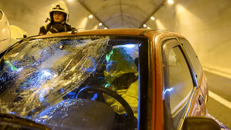 Bomberos de Navarra junto a Policía Foral, Guardia Civil y efectivos sanitarios participan en un simulacro de accicente en un túnel. PABLO LASAOSA08