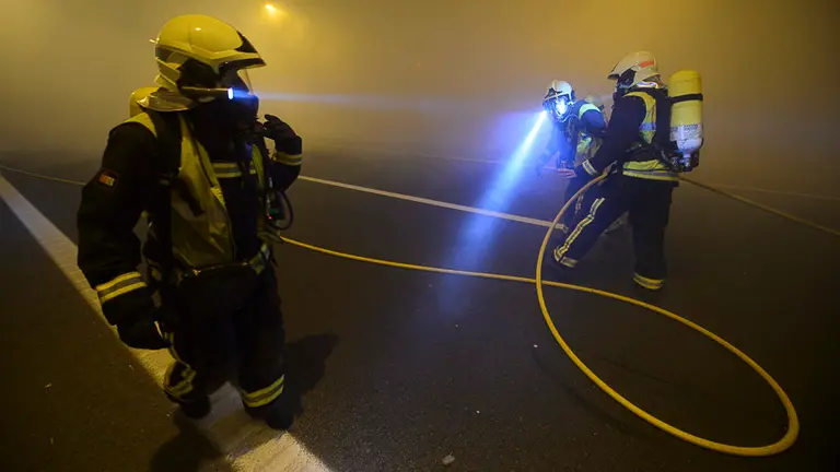 Bomberos de Navarra junto a Policía Foral, Guardia Civil y efectivos sanitarios participan en un simulacro de accicente en un túnel. PABLO LASAOSA10