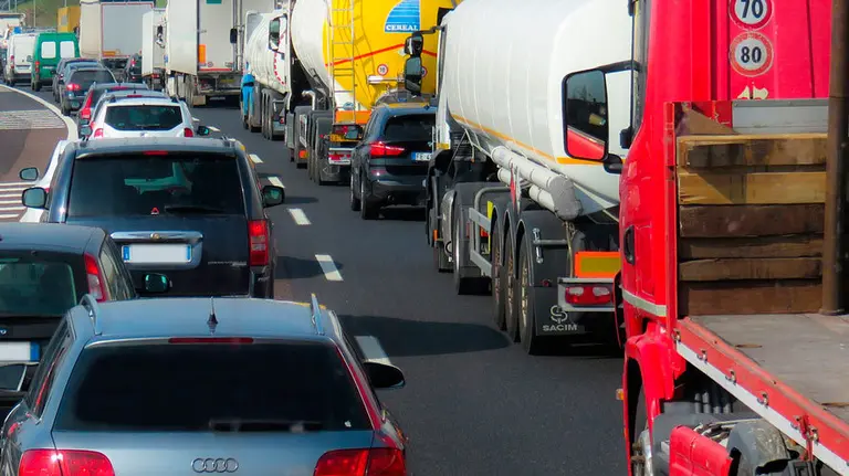 Un atasco en una carretera. ARCHIVO