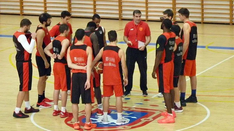 David Mangas junto a sus jugadores en Arrosadía.