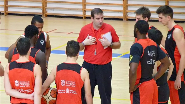 David Mangas se dirige a sus jugadores.