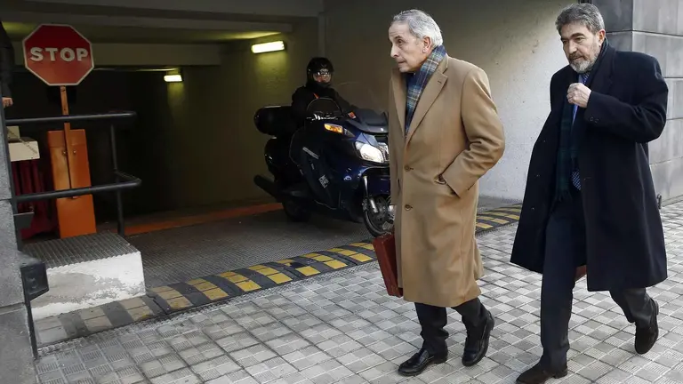 Los abogados de la joven madrileña que denunció haber sufrido una violación grupal en los sanfermines del 2016, Carlos Bacaicoa (i) y Miguel Angel Moran (d) salen del Palacio de Justicia de Navarra. EFE/Jesús Diges