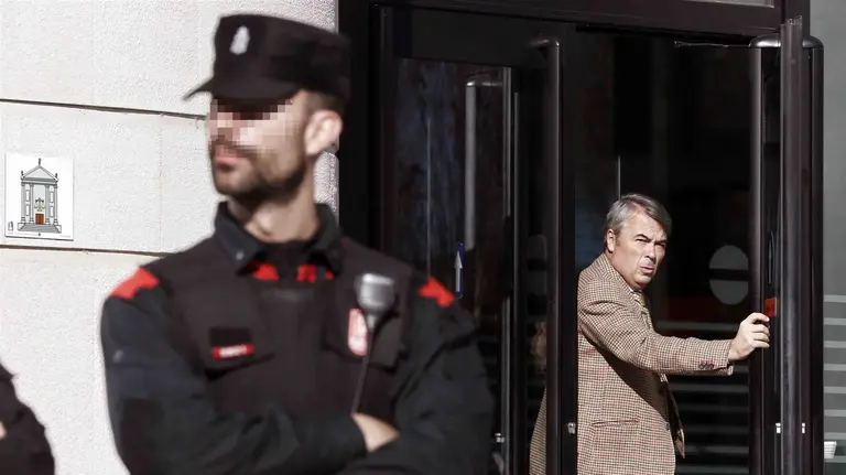 GRAF776. PAMPLONA (ESPAÑA), 17/11/2017.- Agustín Martínez, abogado de tres de los jóvenes acusados de una supuesta violación de una joven de 18 años en los Sanfermines del 2016 abandona el Tribunal Superior de Justicia de Navarra al finalizar la quinta sesión celebrada hoy con la declaración de los agentes de la Policía Foral que interpretaron las imágenes grabadas por los acusados así como la de un policía local y cuatro testigos. EFE/Jesús Diges